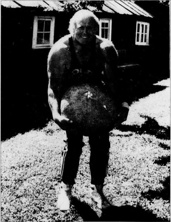 Torkel Ravndal lifts the stone at Sunnhordaland Museum